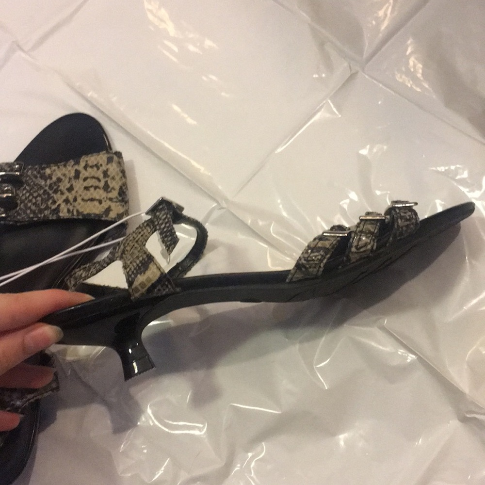 Mini Heels - Picture 3 of 6